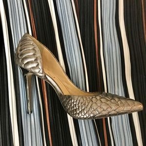 JESSICA SIMPSON PHEONA POINTED TOE PUMPS.